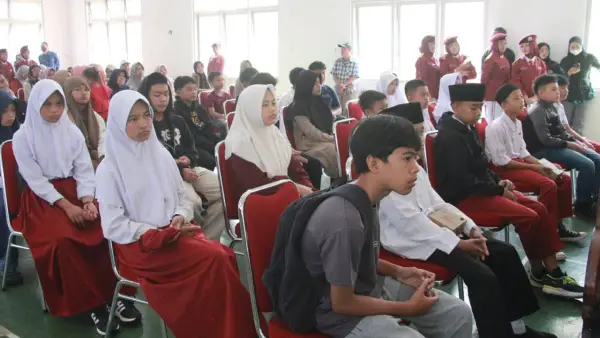 Siswa baru SRMP 7 Kabupaten Sukabumi mengikuti kegiatan pembekalan sebelum menjalani pendidikan sementara di SRT 1 Kabupaten Bogor, Selasa (18/8/2026). (Sumber Foto: Diskominfosan Kab. Sukabumi)
