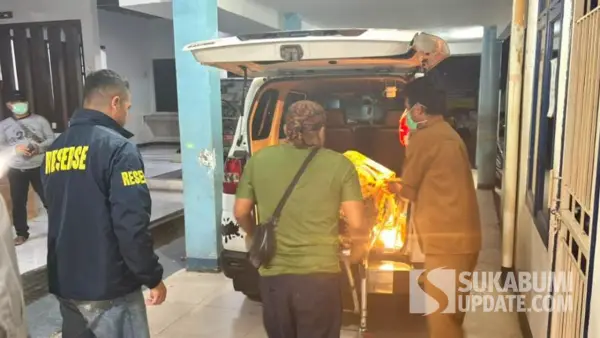 Didampingi pihak kepolisian, jenazah Yusuf saat tiba di RSUD Sekarwangi Cibadak Sukabumi. (Sumber Foto: Istimewa)