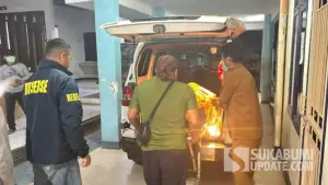 Didampingi pihak kepolisian, jenazah Yusuf saat tiba di RSUD Sekarwangi Cibadak Sukabumi. (Sumber Foto: Istimewa)