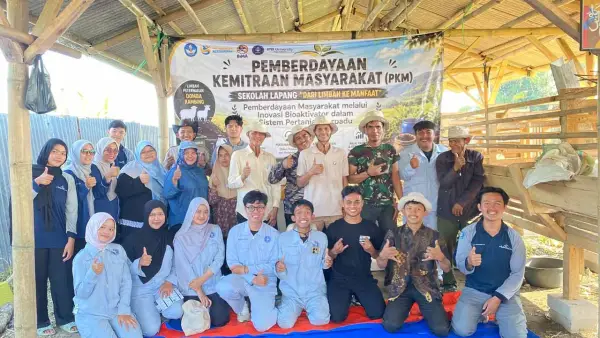 Tim PKM IPB University berfoto bersama Kelompok Kahartos usai kegiatan Sekolah Lapang di Desa Sudajaya Girang, Kabupaten Sukabumi. (Sumber Foto: Dok. PKM IPB)