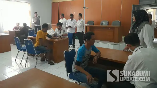 Warga Sukabumi yang terlantar di Kalimantan saat melakukan cek kesehatan usai dipulangkan. (Sumber: SU/Ibnu Sanubari)