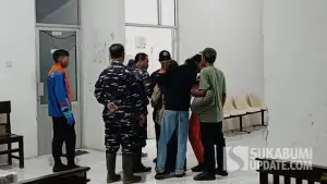 Keluarga korban terseret ombak Pantai Karangnaya, Sukabumi saat berada di Instalasi Kamar Jenazah RSUD Palabuhanratu. (Sumber: SU/Ilyas Supendi)