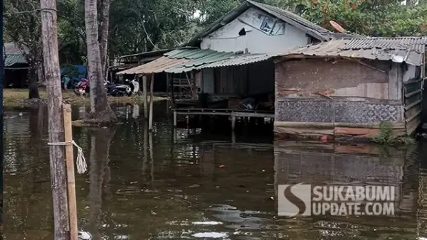 Kondisi banjir yang merendam warung warga di Desa Buniasih, Kecamatan Tegalbuleud, Kabupaten Sukabumi, akibat Fenomena Bugel. (Sumber : SU/Ragil Gilang).