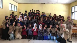 Mahasiswa KKM STKIP Bina Mutiara Sukabumi Kampus Surade kelompok 08 Desa Sekarsari saat berfoto. (Sumber: Istimewa)