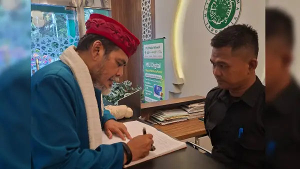 Sekretaris MUI Kecamatan Cicurug, Kabupaten Sukabumi saat melayangkan gugatan ke MUI Pusat. (Sumber: Istimewa)