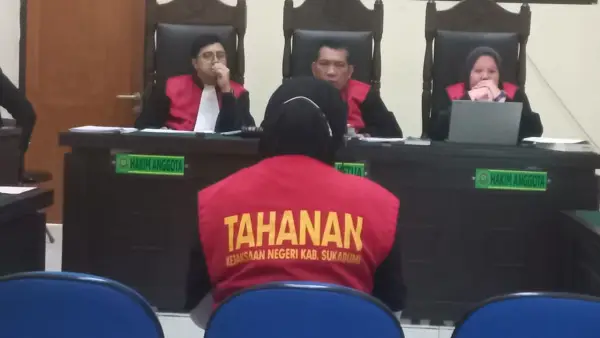 Teni Ridha alias TR, ibu tiri Nizam, saat menjalani persidangan di PN Cibadak Sukabumi. (Sumber Foto: Istimewa)