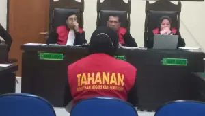 Teni Ridha alias TR, ibu tiri Nizam, saat menjalani persidangan di PN Cibadak Sukabumi. (Sumber Foto: Istimewa)