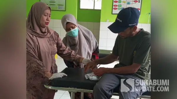 Ari saat mendapatkan pengobatan di Puskesmas Tegalbuleud Sukabumi, Kamis (20/8/2026). (Sumber Foto: Istimewa)