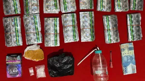 Barang bukti paket sabu dan tramadol yang disita polisi dalam penggerebekan kamar kos di Tipar, Citamiang, Kota Sukabumi. (Sumber: Istimewa)