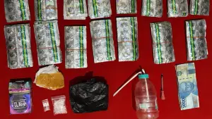Barang bukti paket sabu dan tramadol yang disita polisi dalam penggerebekan kamar kos di Tipar, Citamiang, Kota Sukabumi. (Sumber: Istimewa)