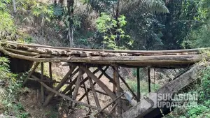 Kondisi jembatan dari kayu dan bambu sebagai pengganti jembatan permanen yang hancur akibat banjir pada 2024 di Desa Tegallega, Kecamatan Lengkong, Kabupaten Sukabumi. | Foto: SU/Ragil Gilang