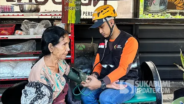 dr. Jabal Cahyo Wibowo dari Komunitas Seribu Senyum Sukabumi saat mengecek kondisi kesehatan warga penyintas Gempa NTT. (Sumber : Sukabumiupdate.com)