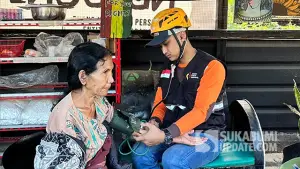 dr. Jabal Cahyo Wibowo dari Komunitas Seribu Senyum Sukabumi saat mengecek kondisi kesehatan warga penyintas Gempa NTT. (Sumber : Sukabumiupdate.com)