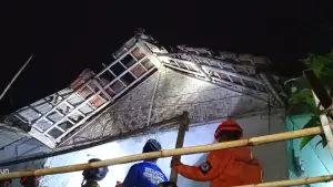 Petugas penanggulangan bencana saat meninjau lokasi kejadian di parakansalak, sukabumi. (Sumber: Istimewa)