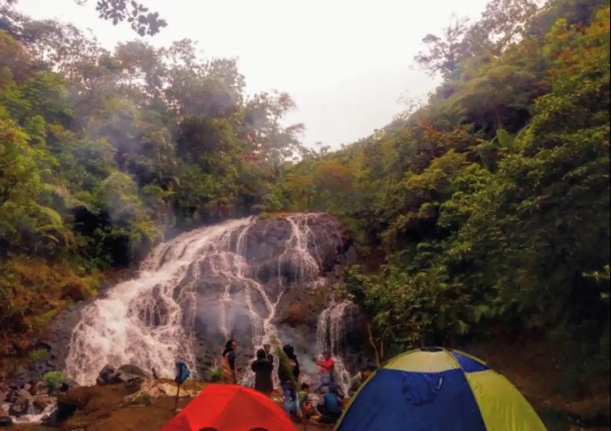 Curug Pasir Kutu Cianjur: Air Terjun 25 Meter dengan Shower Climbing dan Camping Ground