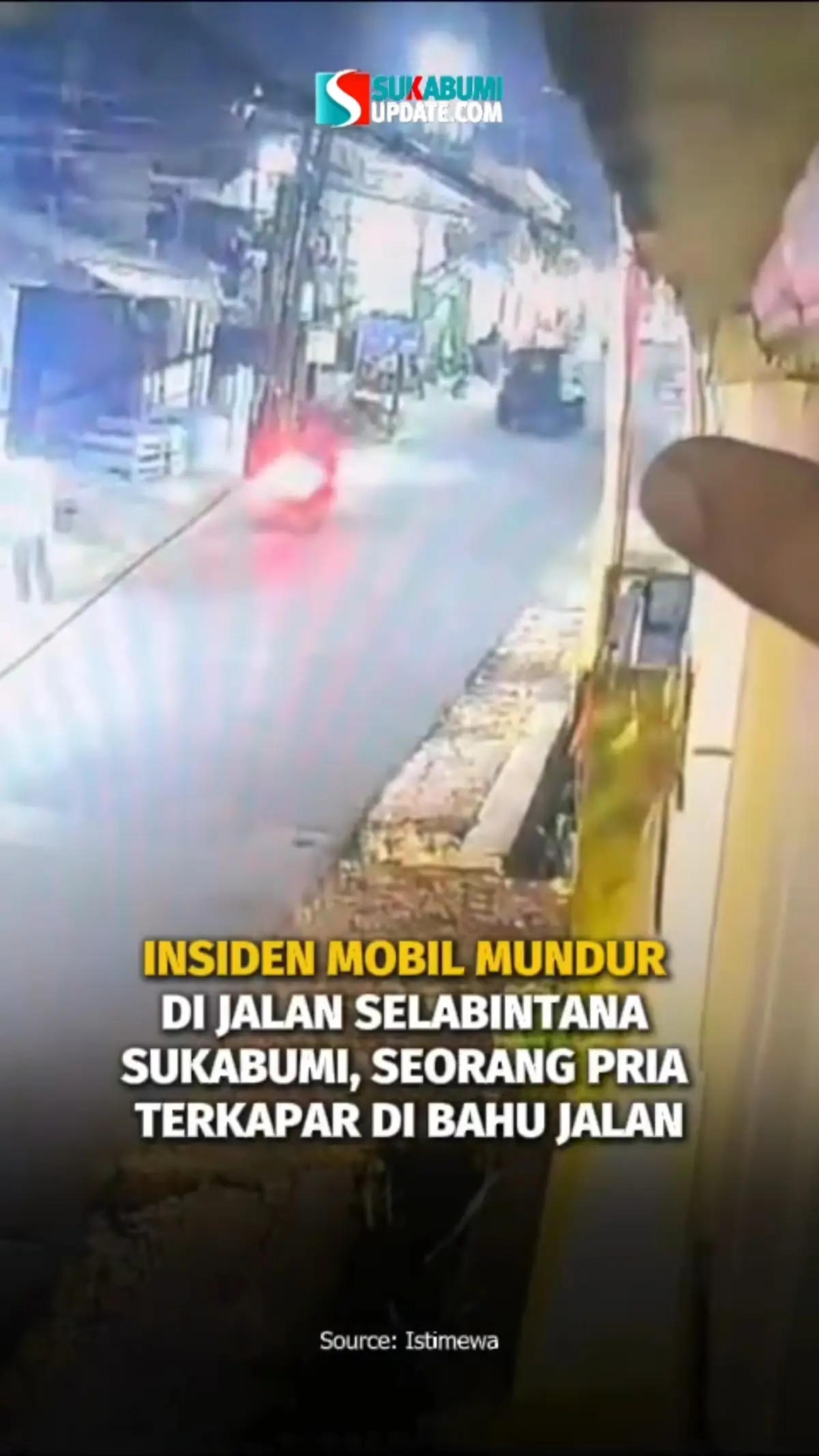 INSIDEN MOBIL MUNDUR DI JALAN SELABINTANA SUKABUMI, SEORANG PRIA TERKAPAR DI BAHU JALAN