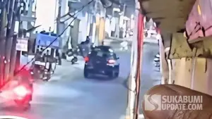 Tangkapan layar rekaman CCTV detik-detik kecelakaan mobil jip tanpa sopir meluncur mundur di Jalan Selabintana Sukabumi. (Sumber : Istimewa)