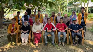 Mahasiswa Kelompok 01 STKIP Bina Mutiara Sukabumi mendampingi pelaksanaan Program Ketahanan Pangan Masyarakat (KETAPANGMAS) di Desa Gunungguruh. (Sumber Foto: Dok. KKM STKIP Bina Mutiara Sukabumi)