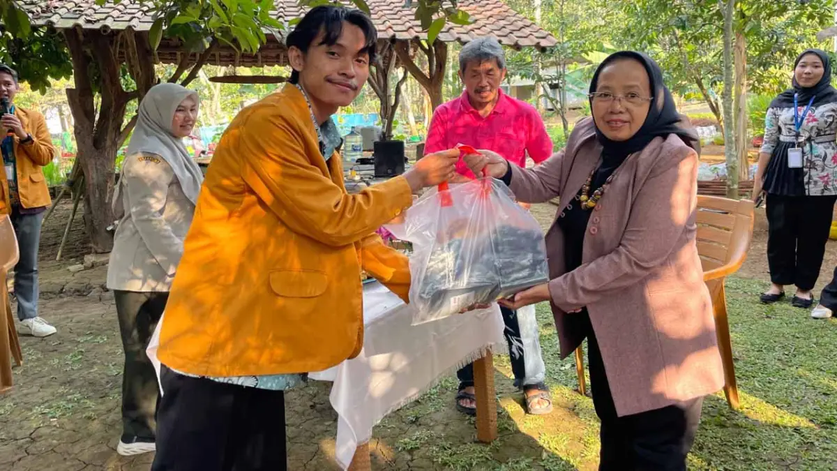 Pemberian polybag dari mahasiswa KKM.