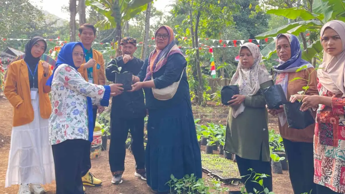 Pendampingan proses penanaman bibit.