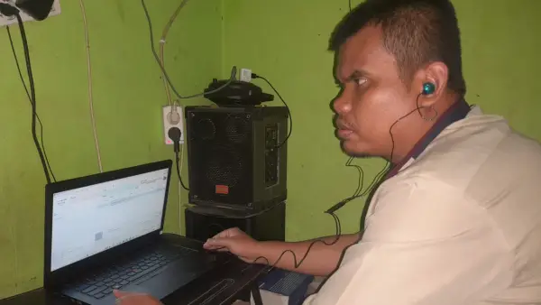 Pii Jali Padli saat melakukan siaran Radio Suara ITMI. (Sumber: Istimewa)