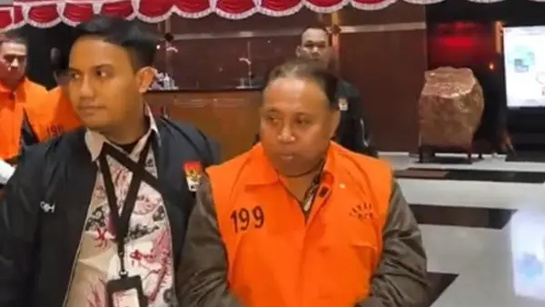 Rektor Unsoed Akhmad Sodiq dan 5 tersangka lainnya saat digiring petugas KPK untuk dilakukan penahanan. (Sumber Foto: IG @behindthestoriesss)