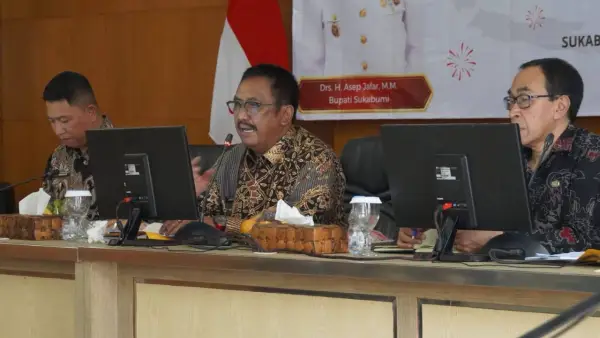 Bupati Sukabumi Asep Japar didampingi Wabup Andreas dan Sekda Ade Suryaman saat memimpin rapat dinas di Pendopo, Jumat (21/8/2026). (Sumber : Diskominfosan Kab. Sukabumi)