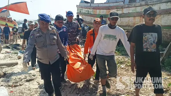 Proses evakuasi jenazah tekong kapal asal Cirebon setelah tiba di Ujunggenteng Sukabumi. (Sumber Foto: SU/Ragil)