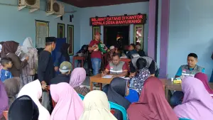 Pelayanan adminduk jemput bola Disdukcapil Kabupaten Sukabumi melalui UPTD Dukcapil Surade dalam rangkaian kegiatan Sapa Isu Daerah dan perayaan HUT RI ke-81 di Desa Banyuwangi, Kecamatan Cibitung. (Sumber : disdukcapil)