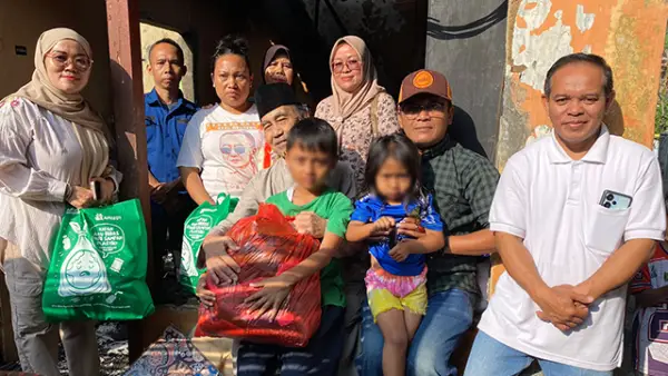 Jajaran Dinas Pendidikan Kabupaten Sukabumi saat mengunjungi keluarga korban kebakaran di Kampung Bojong Kuring, Kelurahan Cibadak, Kecamatan Cibadak, Sabtu (22/8/2026). (Sumber : Disdik)