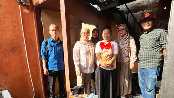 Dinas Pendidikan (Disdik) Kabupaten Sukabumi mendatangi keluarga korban kebakaran di Kampung Bojong Kuring, Kelurahan Cibadak, Sabtu (22/8/2026). (Sumber : Disdik Kabupaten Sukabumi).