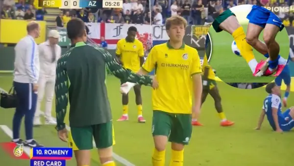 Ole Romeny harus diganjar kartu merah setelah melakukan pelanggaran keras terhadap pemain AZ Alkmaar (Sumber: x)