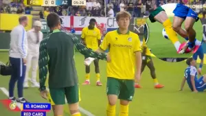 Ole Romeny harus diganjar kartu merah setelah melakukan pelanggaran keras terhadap pemain AZ Alkmaar (Sumber: x)