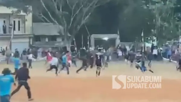 Tangkapan layar rekaman video kericuhan turnamen sepak bola Kades Cup III Tahun 2026 di Lapang Sepak Bola Legoksampora, Desa Cibadak, Kecamatan Pabuaran, Kabupaten Sukabumi, Minggu sore (23/8/2026). | Foto: Istimewa