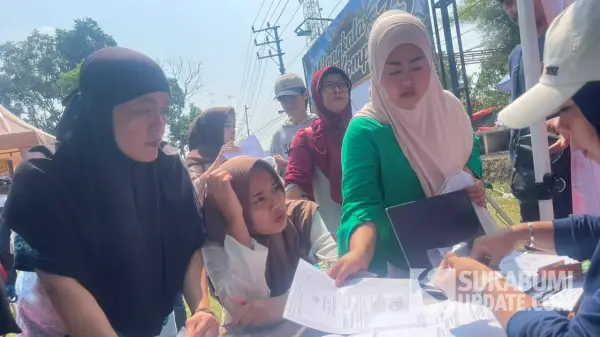 Warga saat mendapatkan pelayanan adminduk jemput bola di Lapang Kaliki, Desa Kompa, Kecamatan Parungkuda, Kabupaten Sukabumi, Minggu (23/8/2026). | Foto: SU/Ibnu Sanubari