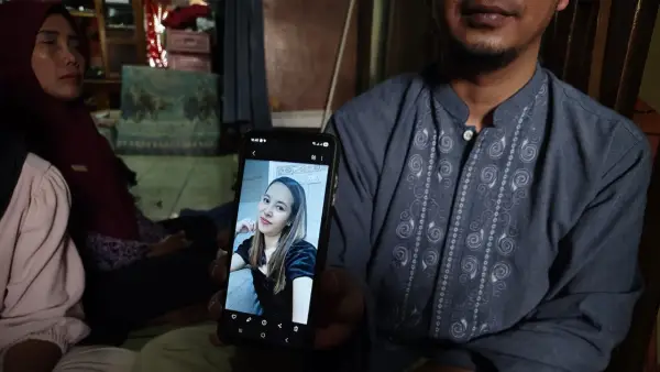 Suami Evi Mentari saat menujukan foto Evi. (Sumber: Istimewa)