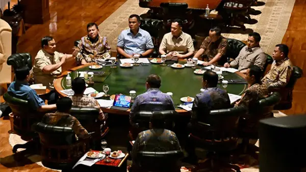 Presiden Prabowo Subianto saat rapat bersama sejumlah menteri, Panglima TNI, dan para Kepala Staf Angkatan di Hambalang, Bogor, Jawa Barat, Minggu (23/08/2026) malam. (Sumber : BPMI Setpres).