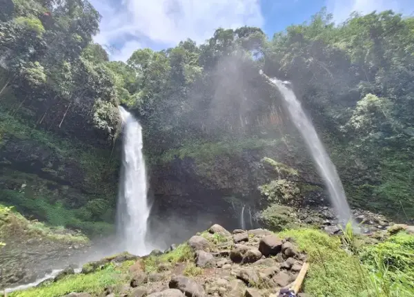 Curug Ciparay salah satu destinasi wisata air terjun yang populer di Tasikmalaya. (Sumber : Gmaps/Iqbal Maulana)