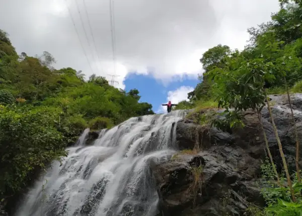 Curug Gunung Karang, salah satu air terjun tersembunyi yang ada di Sukanagara, Cianjur Selatan. (Sumber : Gmaps/Miss Nunik)