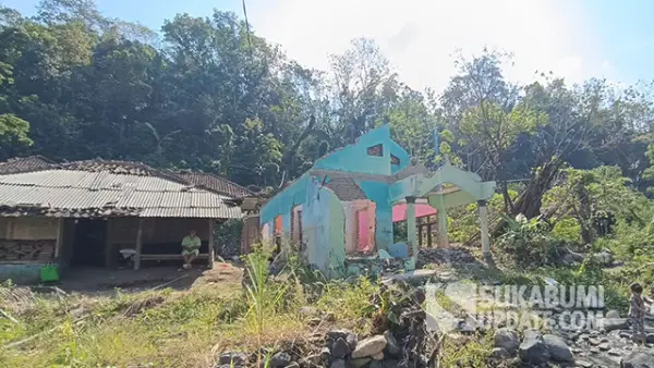 Onimah saat sedang duduk di rumah yang berlokasi di Kampung Babakan Cisarua, Desa Cidadap, Kecamatan Simpenan, Kabupaten Sukabumi. (Sumber : SU/Ilyas).
