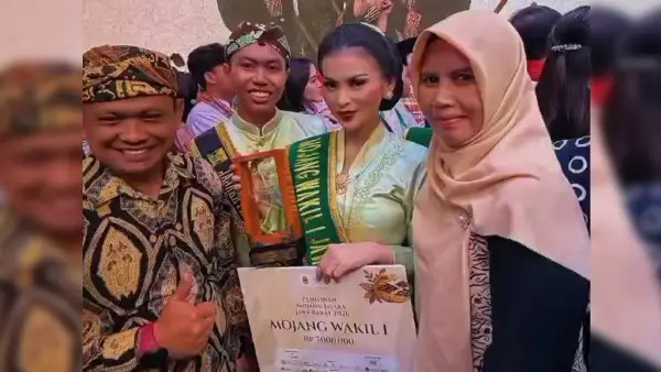 Djemima, perain Wakil 1 Mojang Jawa Barat asal Sukabumi saat berfoto bersama Kadis Pariwisata Sukabumi, Ali Iskandar. (Sumber : Istimewa)