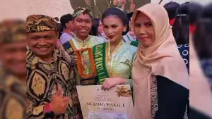 Djemima, perain Wakil 1 Mojang Jawa Barat asal Sukabumi saat berfoto bersama Kadis Pariwisata Sukabumi, Ali Iskandar. (Sumber : Istimewa)