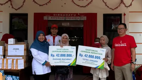 Penyerahan santunan BPJS Ketenagakerjaan secara simbolis kepada ahli waris. (Sumber: Istimewa)