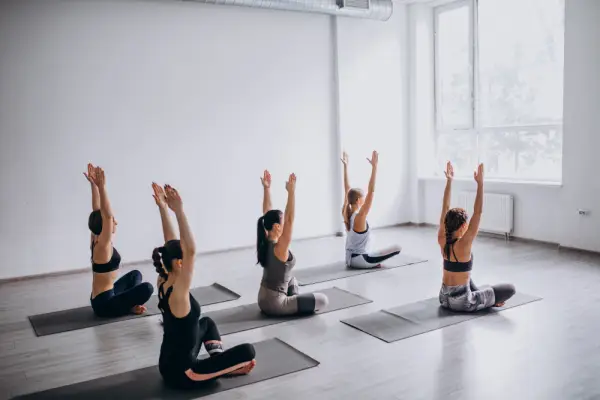 Ilustrasi. Rekomendasi Tempat Yoga di Sukabumi, Nyaman dan Bikin Tubuh Rileks (Sumber : freepik.com/@senivpetro)