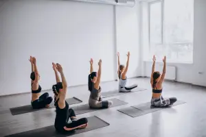 Ilustrasi. Rekomendasi Tempat Yoga di Sukabumi, Nyaman dan Bikin Tubuh Rileks (Sumber : freepik.com/@senivpetro)
