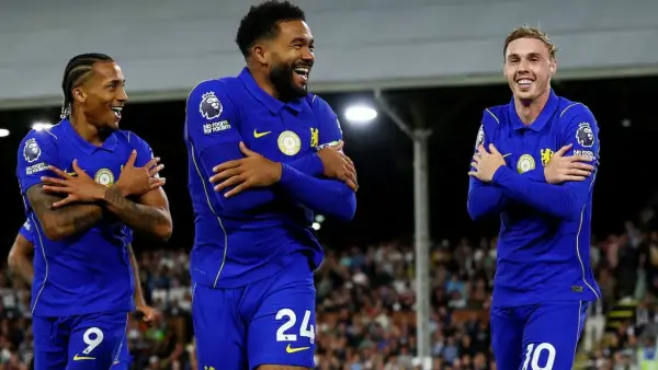 Selebrasi Cole Palmer, Recce James dan Joao Pedro setelah membawa Chelsea unggul atas Fulham di Liga Inggris. (Sumber: web/reuteus.com)