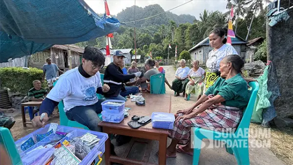 dokter Jabal Cahyo Wibowo bersama Komunitas Sobat Senyum Sukabumi sedang melakukan pemeriksaan kepada warga penyintas korban Gempa NTT, 24 Agustus 2026. (Sumber : Sukabumiupdate.com)