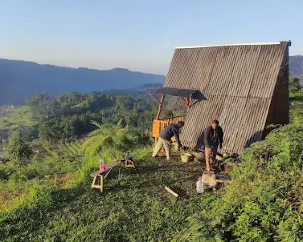 Bukit Saung Geulis salah satu destinasi wisata di Cianjur Selatan untuk menikmati libur akhir pekan. (Sumber : Gmaps/Saepul Jamil)