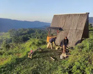 Bukit Saung Geulis salah satu destinasi wisata di Cianjur Selatan untuk menikmati libur akhir pekan. (Sumber : Gmaps/Saepul Jamil)