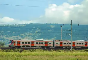 Ilustrasi - Beberapa destinasi wisata yang bisa jadi pilihan tempat berlibur jika rute KRL benar-benar diperpanjang hingga Cigombong. (Sumber : Instagram/commuterline)